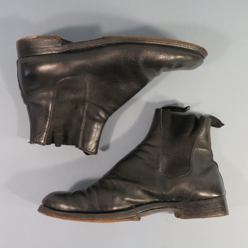 PAIRE DE CHAUSSURES OU BOTTINES REGLEMENTAIRE EN CUIR NOIR POUR OFFICIERS MODELE 1914 1931 TENUE 1931 ET SECONDE GUERRE