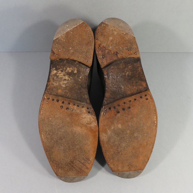 PAIRE DE CHAUSSURES OU BOTTINES REGLEMENTAIRE EN CUIR NOIR POUR OFFICIERS MODELE 1914 1931 TENUE 1931 ET SECONDE GUERRE