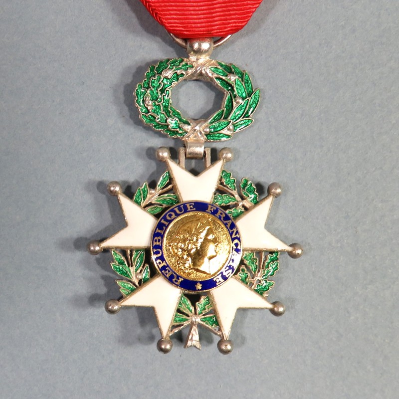 FRANCE MEDAILLE DE CHEVALIER DE L'ORDRE DE LA LEGION D'HONNEUR 5 ème REPUBLIQUE EN ARGENT EN COFFRET RF