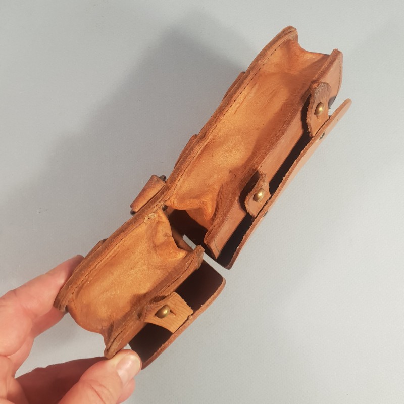 CARTOUCHIERE MODELE 1935 / 1937 COTE GAUCHE COULEUR MARRON CUIR LISSE TAMPONNEE 2 ème TRIMESTRE 1940