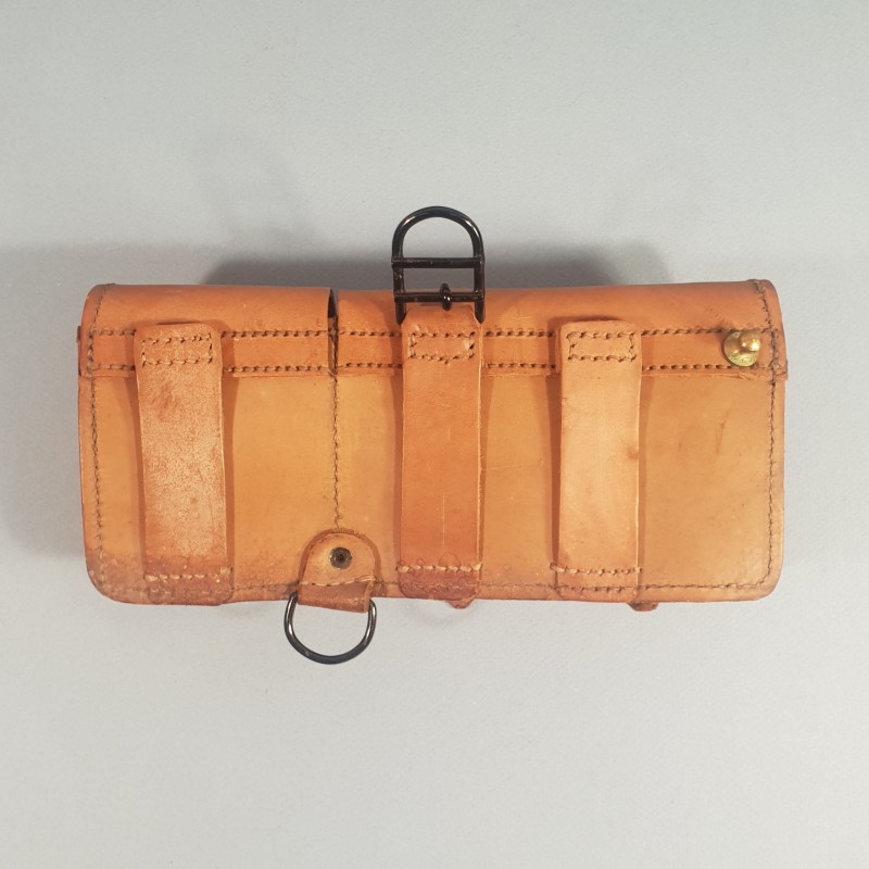 CARTOUCHIERE MODELE 1935 / 1937 COTE GAUCHE COULEUR MARRON CUIR LISSE TAMPONNEE 2 ème TRIMESTRE 1940