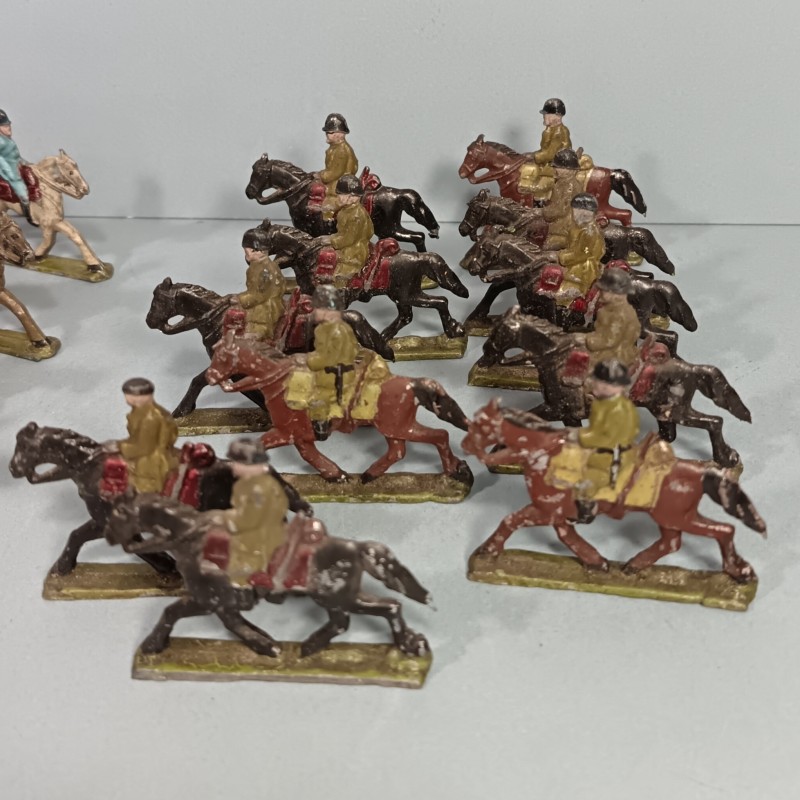 ENSEMBLE DE 23 SOLDATS EN PLOMB PLATS CAVALIERS BLEU HORIZON ET KAKI PERIODE ENTRE DEUX GUERRE