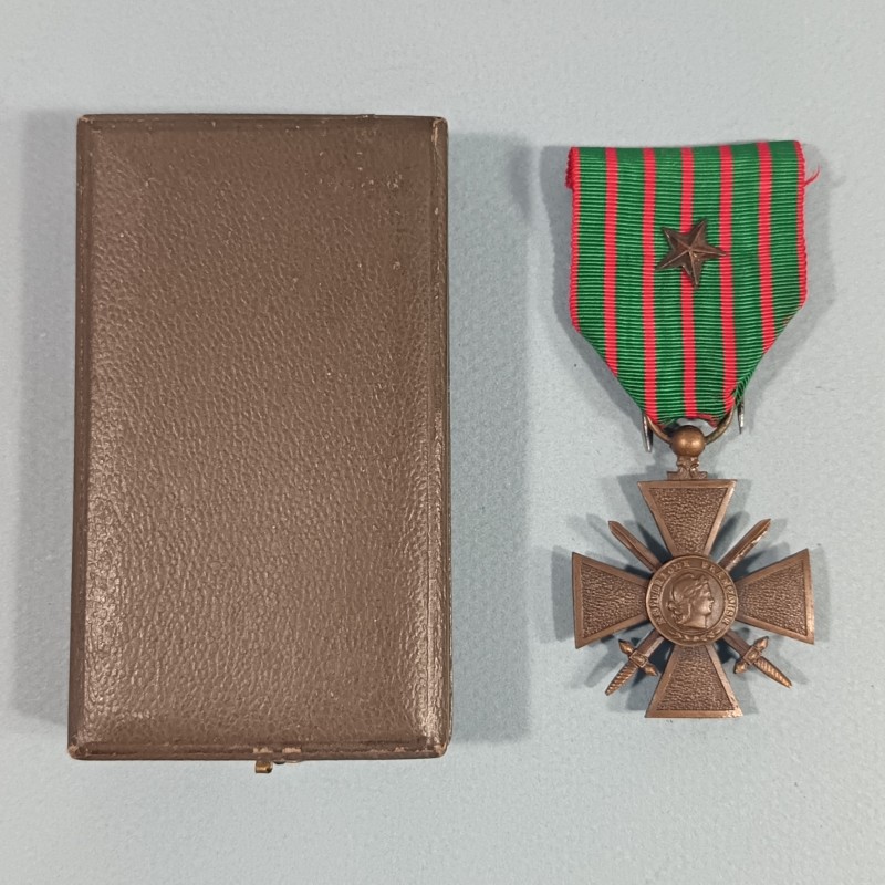 CROIX DE GUERRE 1914-1918 AVEC 1 ETOILE POUR CITATION A L'ORDRE DU REGIMENT OU DU BATAILLON DANS SON COFFRET