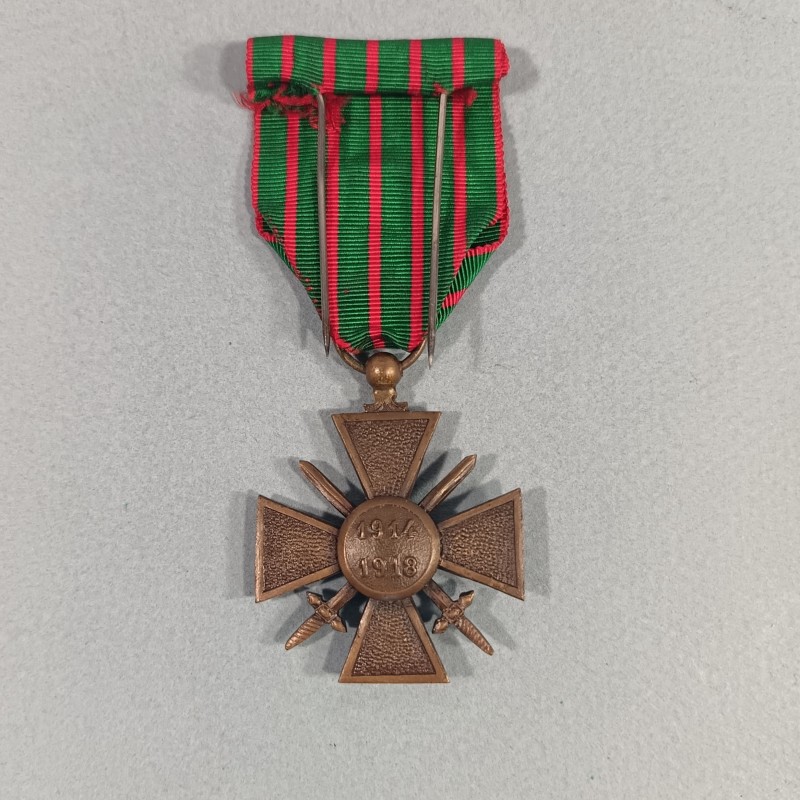 CROIX DE GUERRE 1914-1918 AVEC 1 ETOILE POUR CITATION A L'ORDRE DU REGIMENT OU DU BATAILLON DANS SON COFFRET