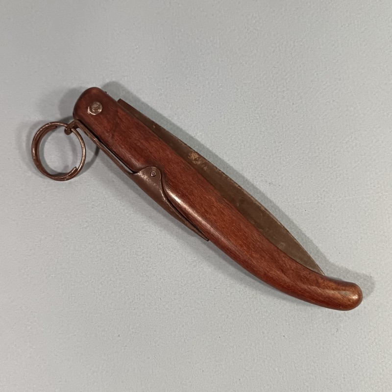TRES BEAU ET GRAND COUTEAU PLIANT TRES PRISE PAR LES POILUS DE 1914 18 COMME COUTEAU DE TRANCHEES A CRAN D'ARRET