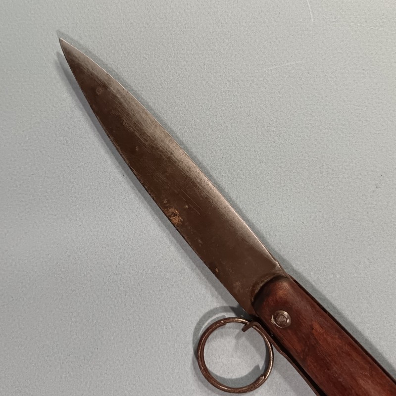 TRES BEAU ET GRAND COUTEAU PLIANT TRES PRISE PAR LES POILUS DE 1914 18 COMME COUTEAU DE TRANCHEES A CRAN D'ARRET