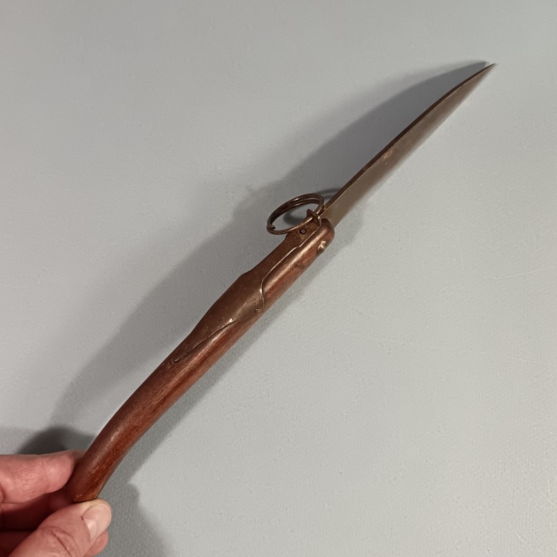 TRES BEAU ET GRAND COUTEAU PLIANT TRES PRISE PAR LES POILUS DE 1914 18 COMME COUTEAU DE TRANCHEES A CRAN D'ARRET