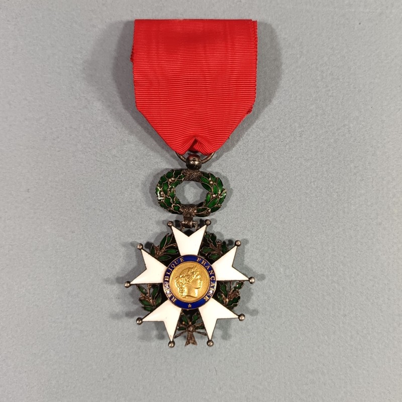FRANCE MEDAILLE DE CHEVALIER DE L'ORDRE DE LA LEGION D'HONNEUR 4 ème REPUBLIQUE EN ARGENT EN COFFRET