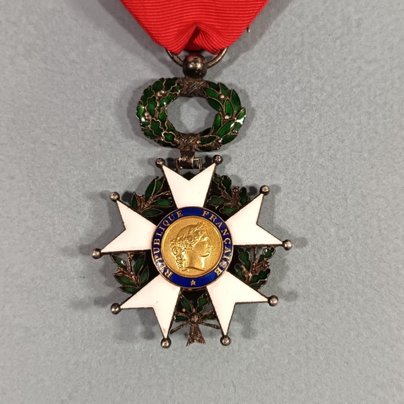 FRANCE MEDAILLE DE CHEVALIER DE L'ORDRE DE LA LEGION D'HONNEUR 4 ème REPUBLIQUE EN ARGENT EN COFFRET