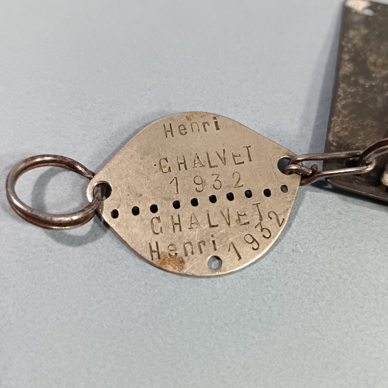 PLAQUES D'IDENTITE ET DE PRISONNIER AU STALAG 135 QUIMPER LANNIRON BRETAGNE POUR HENRI CHAUVET CLASSE 1932