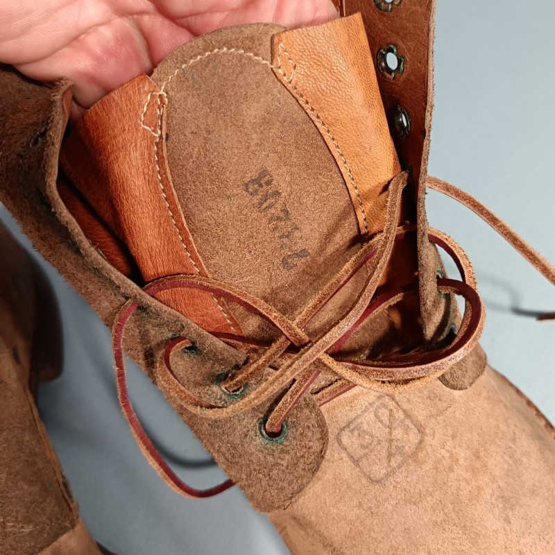BRODEQUINS CHAUSSURES MILITAIRE EN CUIR MODELE 1917 TOUTES ARMES DATEES 1918 GRANDE TAILLE 30/4 44/45 NEUFS DE STOCK