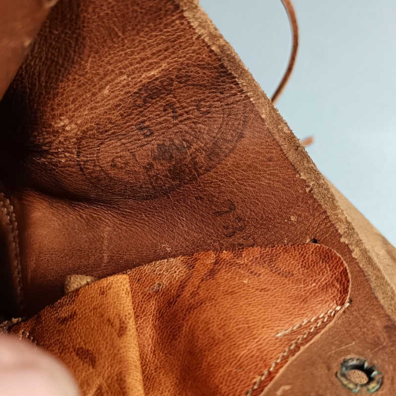 BRODEQUINS CHAUSSURES MILITAIRE EN CUIR MODELE 1917 TOUTES ARMES DATEES 1918 GRANDE TAILLE 30/4 44/45 NEUFS DE STOCK
