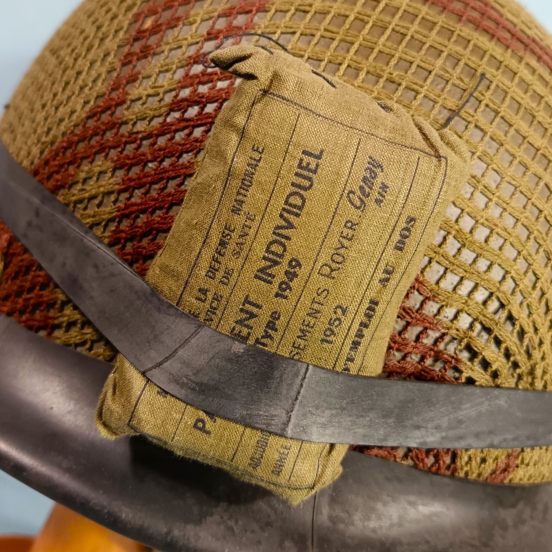 CASQUE FRANCAIS MODELE 1951 AVEC CAMOUFLAGE ET PANSEMENT ETAT NEUF DE STOCK LOURD M.A.MOU 1953 ET LINER THIBAULT 1952