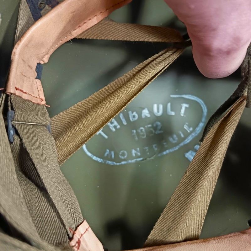 CASQUE FRANCAIS MODELE 1951 AVEC CAMOUFLAGE ET PANSEMENT ETAT NEUF DE STOCK LOURD M.A.MOU 1953 ET LINER THIBAULT 1952