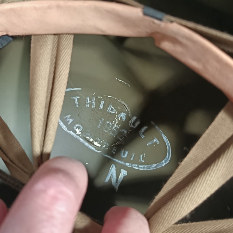 CASQUE FRANCAIS MODELE 1951 AVEC CAMOUFLAGE ET PANSEMENT ETAT NEUF DE STOCK LOURD M.A.MOU 1953 ET LINER THIBAULT 1952