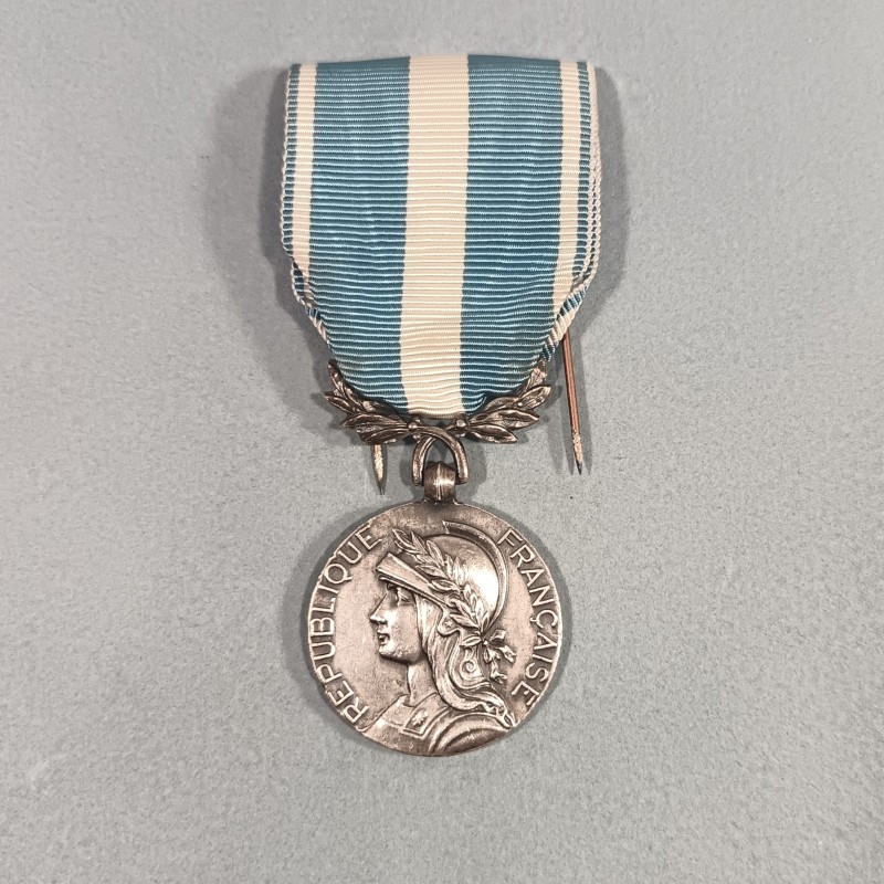 MEDAILLE COLONIALE FABRICATION ANGLAISE 1941 - 1944 MODELE DIT DE LONDRE PAR J.R. GAUNT RUBAN D'ORIGINE