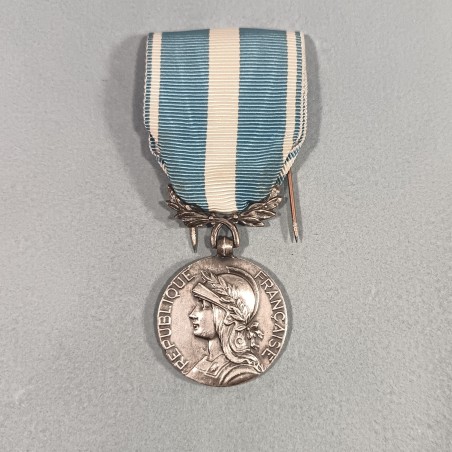 MEDAILLE COLONIALE FABRICATION ANGLAISE 1941 - 1944 MODELE DIT DE LONDRE PAR J.R. GAUNT RUBAN D'ORIGINE