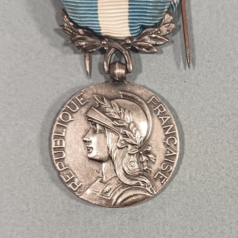 MEDAILLE COLONIALE FABRICATION ANGLAISE 1941 - 1944 MODELE DIT DE LONDRE PAR J.R. GAUNT RUBAN D'ORIGINE