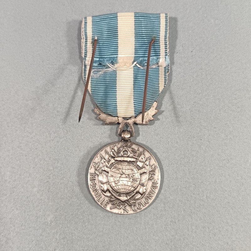 MEDAILLE COLONIALE FABRICATION ANGLAISE 1941 - 1944 MODELE DIT DE LONDRE PAR J.R. GAUNT RUBAN D'ORIGINE