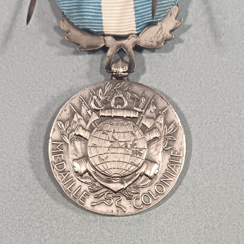 MEDAILLE COLONIALE FABRICATION ANGLAISE 1941 - 1944 MODELE DIT DE LONDRE PAR J.R. GAUNT RUBAN D'ORIGINE