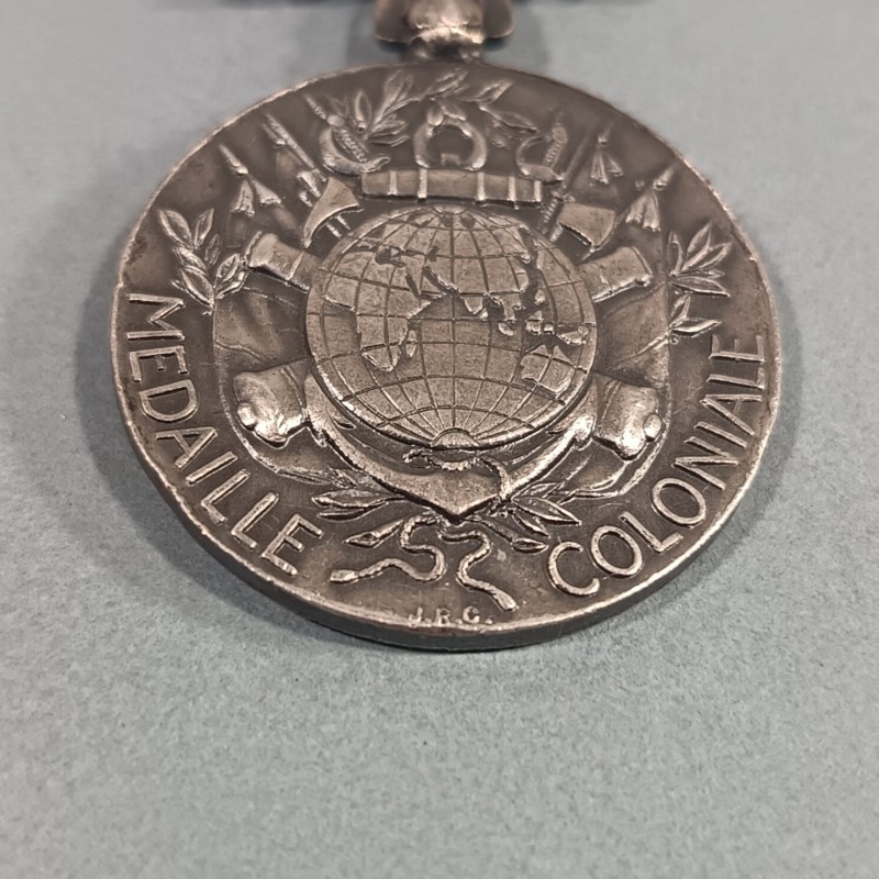 MEDAILLE COLONIALE FABRICATION ANGLAISE 1941 - 1944 MODELE DIT DE LONDRE PAR J.R. GAUNT RUBAN D'ORIGINE