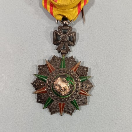 TUNISIE MEDAILLE D'OFFICIER DE L'ORDRE TUNISIEN DU NICHAN IFTIKHAR MUHAMMAD EL NACEUR 1906-1922 EN ARGENT POINCONNEE