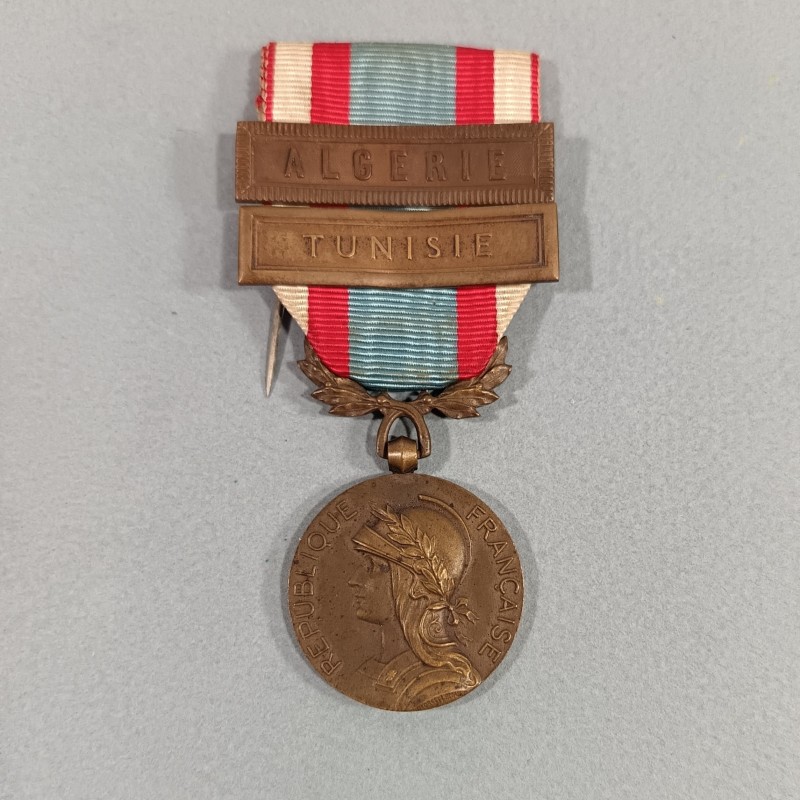 MEDAILLE COMMEMORATIVE D'AFRIQUE DU NORD AVEC BARRETTE TUNISIE ET ALGERIE PREMIER MODELE OCTOBRE 1956 A JANVIER 1958