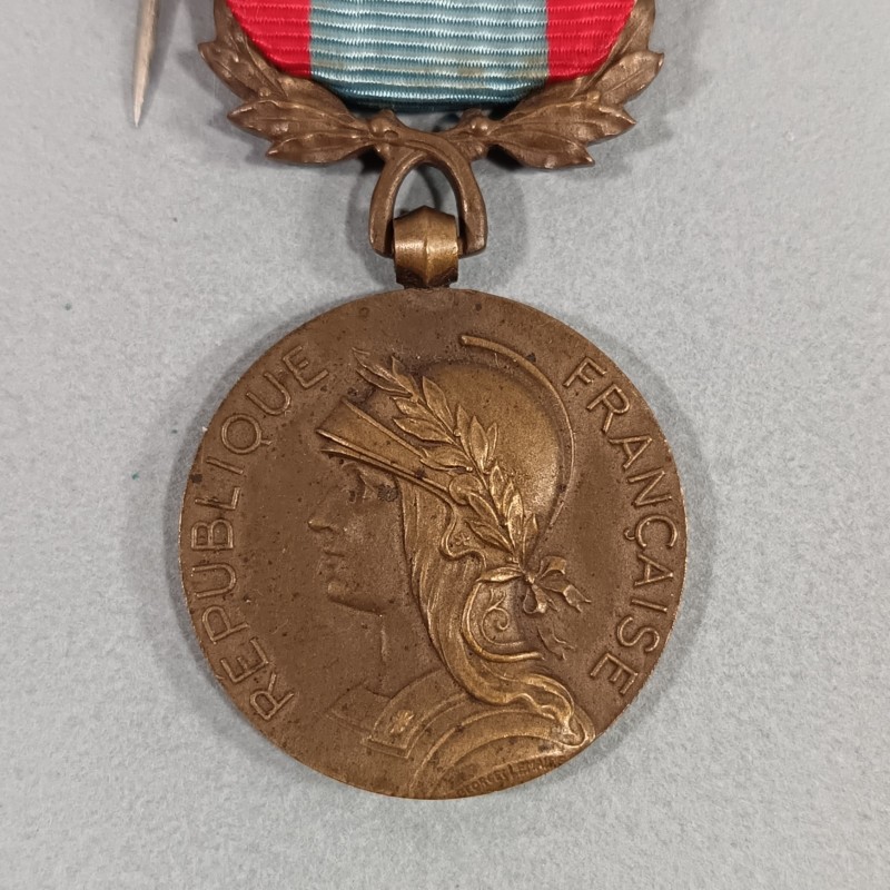 MEDAILLE COMMEMORATIVE D'AFRIQUE DU NORD AVEC BARRETTE TUNISIE ET ALGERIE PREMIER MODELE OCTOBRE 1956 A JANVIER 1958