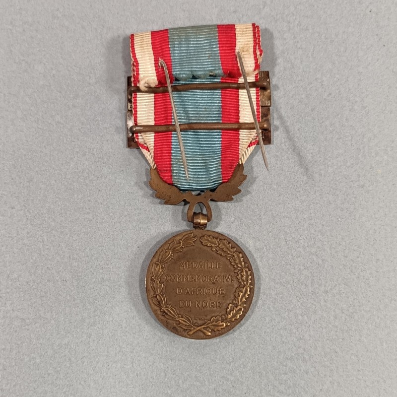 MEDAILLE COMMEMORATIVE D'AFRIQUE DU NORD AVEC BARRETTE TUNISIE ET ALGERIE PREMIER MODELE OCTOBRE 1956 A JANVIER 1958
