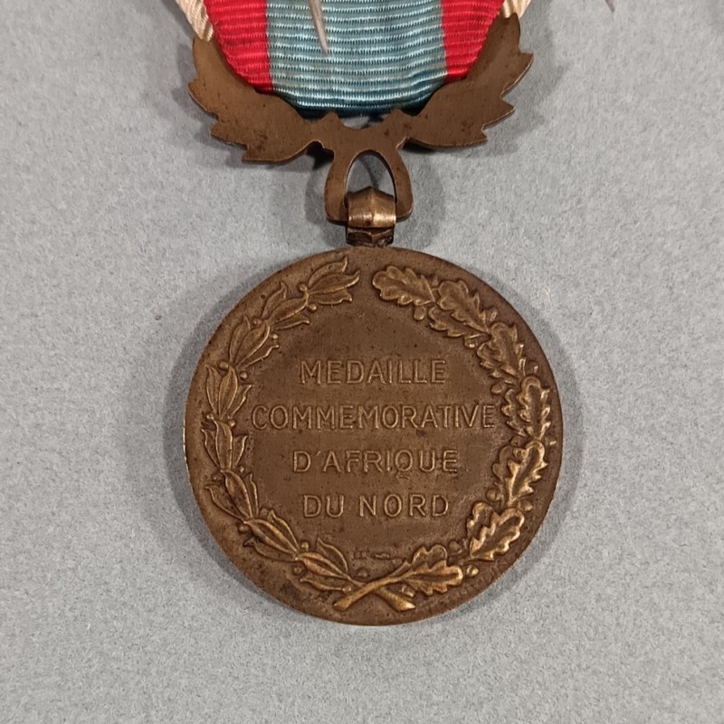 MEDAILLE COMMEMORATIVE D'AFRIQUE DU NORD AVEC BARRETTE TUNISIE ET ALGERIE PREMIER MODELE OCTOBRE 1956 A JANVIER 1958