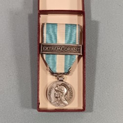 MEDAILLE COLONIALE AVEC BARRETTE EXTREME ORIENT COMMEMO INDOCHINE FABRICATION ARTHUS BERTRAND BOITE