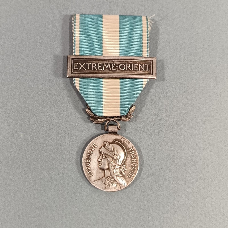 MEDAILLE COLONIALE AVEC BARRETTE EXTREME ORIENT COMMEMO INDOCHINE FABRICATION ARTHUS BERTRAND BOITE