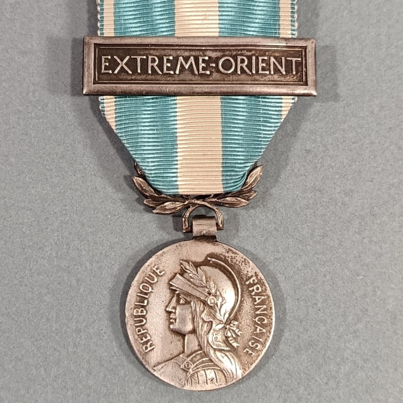 MEDAILLE COLONIALE AVEC BARRETTE EXTREME ORIENT COMMEMO INDOCHINE FABRICATION ARTHUS BERTRAND BOITE