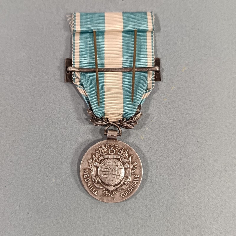 MEDAILLE COLONIALE AVEC BARRETTE EXTREME ORIENT COMMEMO INDOCHINE FABRICATION ARTHUS BERTRAND BOITE