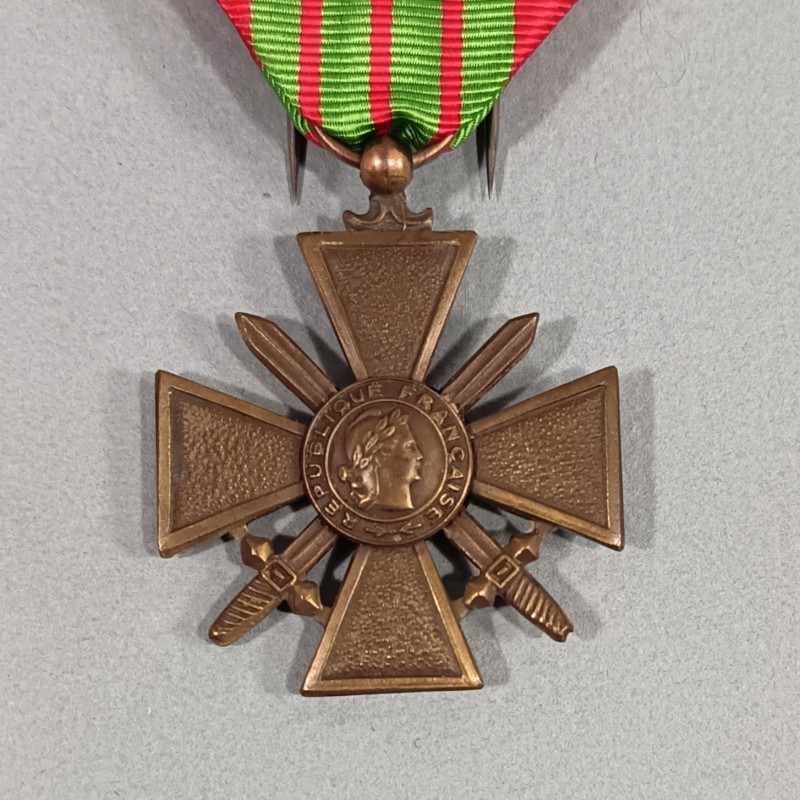 FRANCE MEDAILLE CROIX DE LA SECONDE GUERRE 1939-1945 DATEE AU DOS 1939-1945 FRENCH WAR CROSS WW2 EN BOITE
