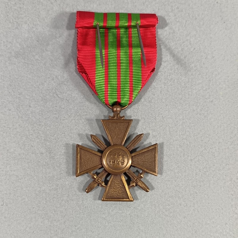 FRANCE MEDAILLE CROIX DE LA SECONDE GUERRE 1939-1945 DATEE AU DOS 1939-1945 FRENCH WAR CROSS WW2 EN BOITE