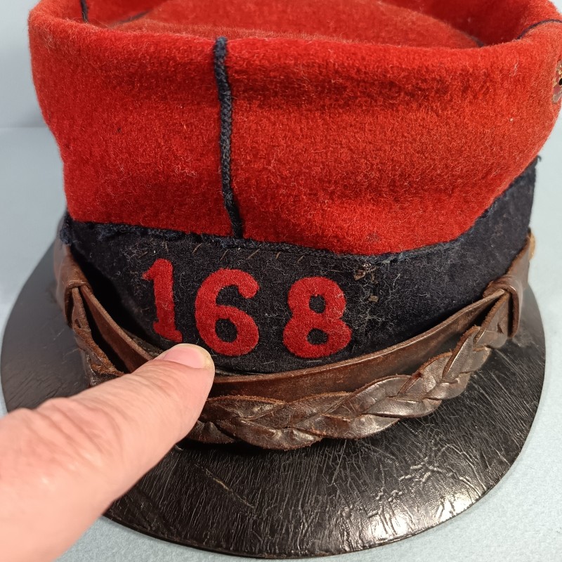SUPERBE KEPI TROUPE DU 168 ème REGIMENT D'INFANTERIE DE LIGNE MODELE 1884 CHIFFRES ROUGES COUSUS JUGULAIRE TRESSEE TAILLE 57
