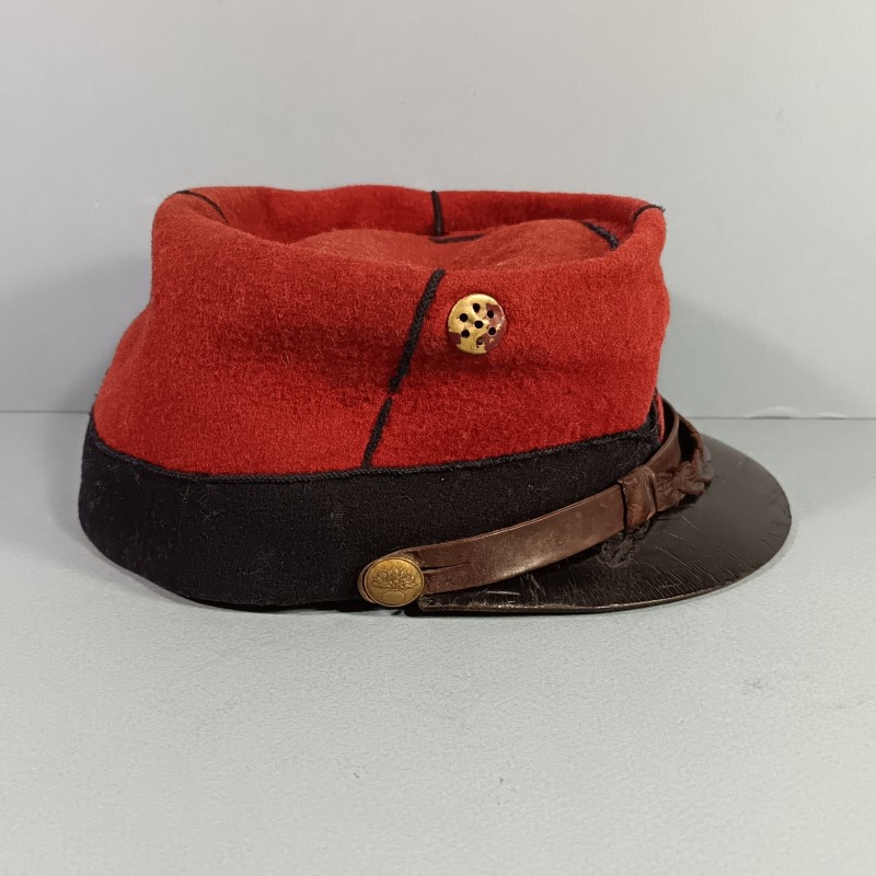 SUPERBE KEPI TROUPE DU 168 ème REGIMENT D'INFANTERIE DE LIGNE MODELE 1884 CHIFFRES ROUGES COUSUS JUGULAIRE TRESSEE TAILLE 57