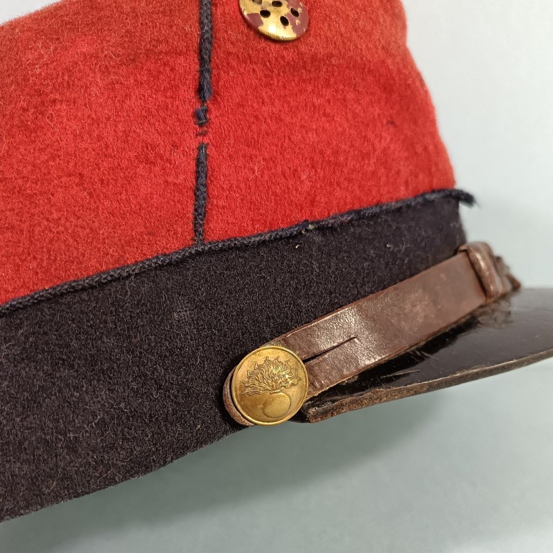 SUPERBE KEPI TROUPE DU 168 ème REGIMENT D'INFANTERIE DE LIGNE MODELE 1884 CHIFFRES ROUGES COUSUS JUGULAIRE TRESSEE TAILLE 57