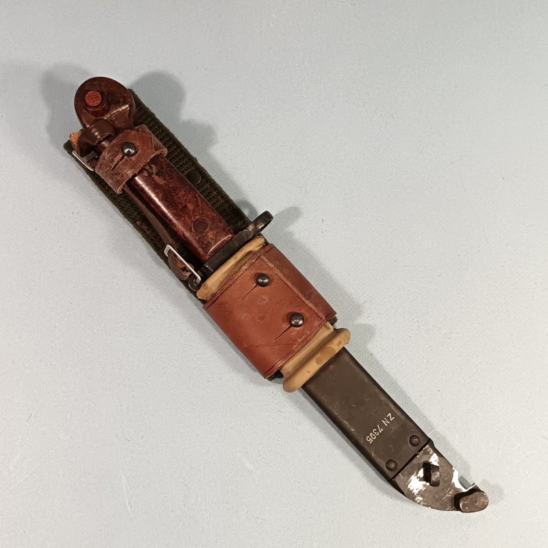 BAIONNETTE MODELE ROUMAIN KALACHNIKOV AK 47 COMPLETTE AVEC PORTE BAIONNETTE ET QUASI NEUVE DE STOCK