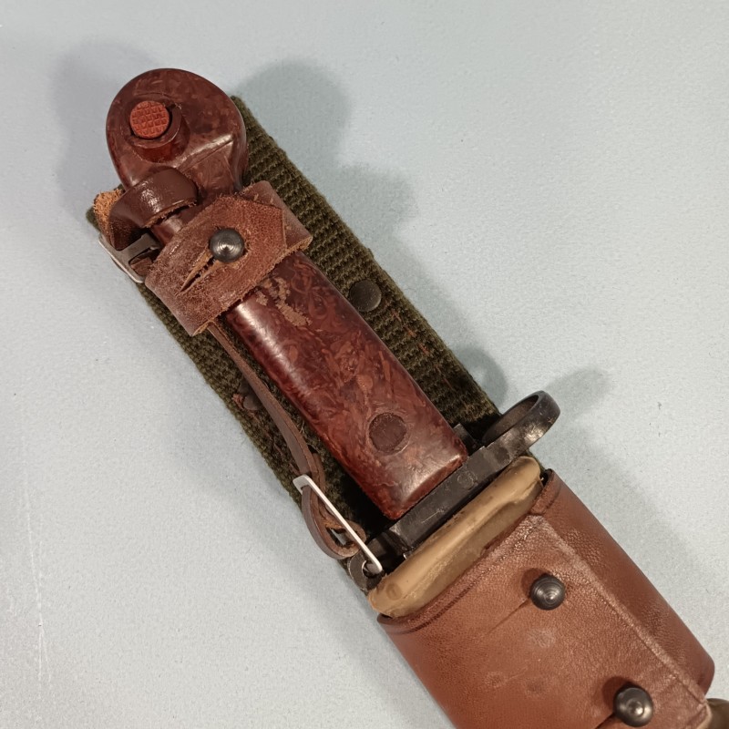 BAIONNETTE MODELE ROUMAIN KALACHNIKOV AK 47 COMPLETTE AVEC PORTE BAIONNETTE ET QUASI NEUVE DE STOCK