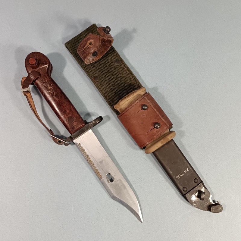 BAIONNETTE MODELE ROUMAIN KALACHNIKOV AK 47 COMPLETTE AVEC PORTE BAIONNETTE ET QUASI NEUVE DE STOCK