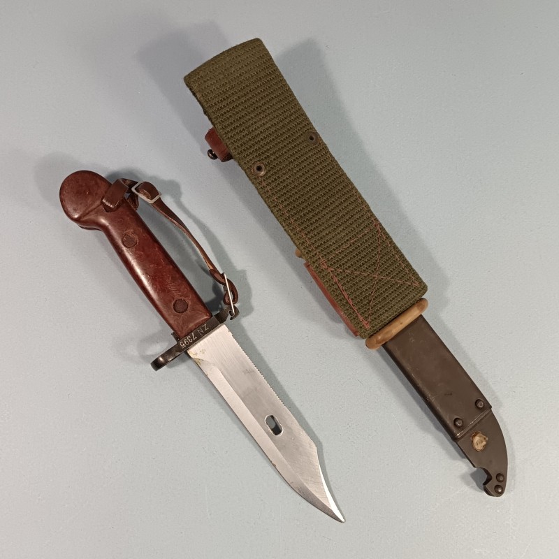 BAIONNETTE MODELE ROUMAIN KALACHNIKOV AK 47 COMPLETTE AVEC PORTE BAIONNETTE ET QUASI NEUVE DE STOCK