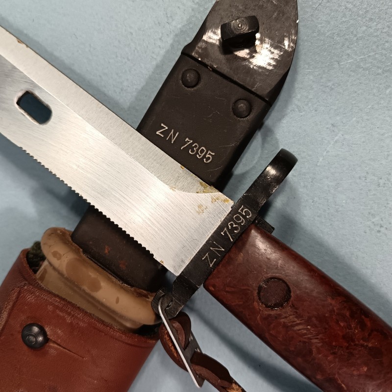 BAIONNETTE MODELE ROUMAIN KALACHNIKOV AK 47 COMPLETTE AVEC PORTE BAIONNETTE ET QUASI NEUVE DE STOCK