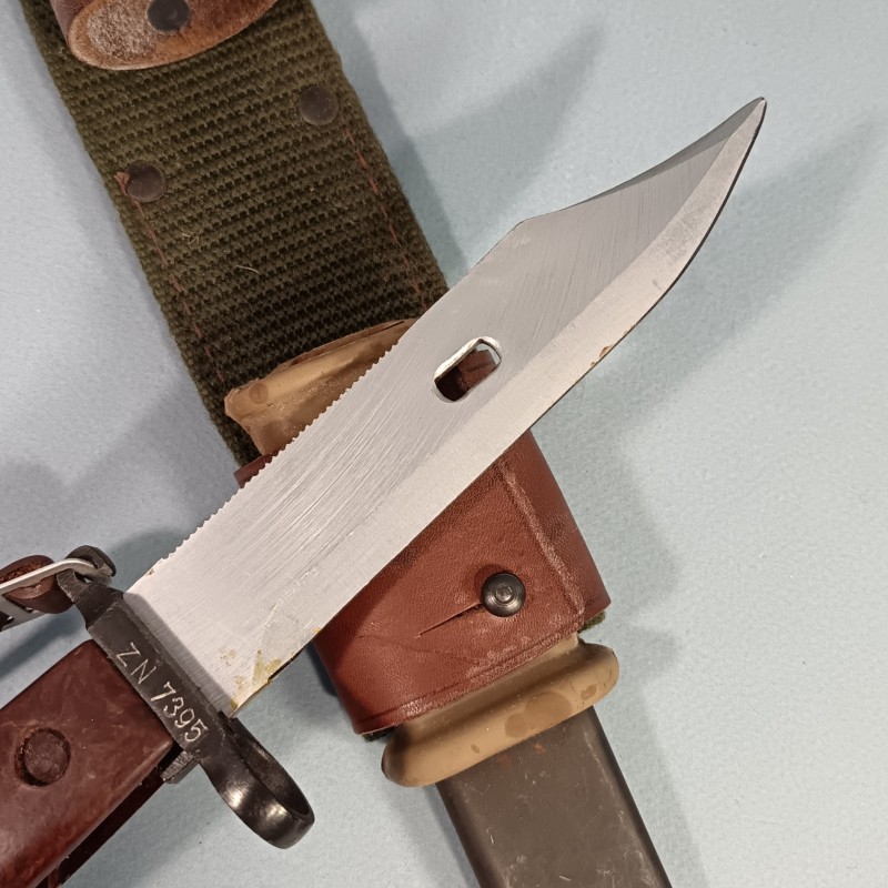 BAIONNETTE MODELE ROUMAIN KALACHNIKOV AK 47 COMPLETTE AVEC PORTE BAIONNETTE ET QUASI NEUVE DE STOCK