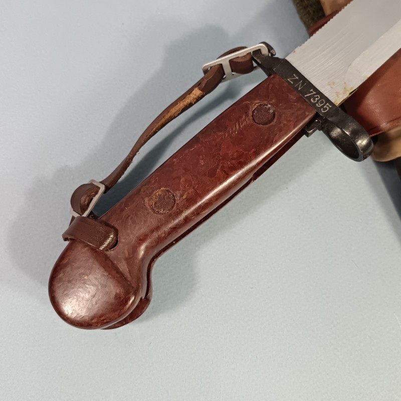 BAIONNETTE MODELE ROUMAIN KALACHNIKOV AK 47 COMPLETTE AVEC PORTE BAIONNETTE ET QUASI NEUVE DE STOCK