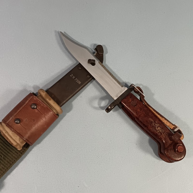 BAIONNETTE MODELE ROUMAIN KALACHNIKOV AK 47 COMPLETTE AVEC PORTE BAIONNETTE ET QUASI NEUVE DE STOCK