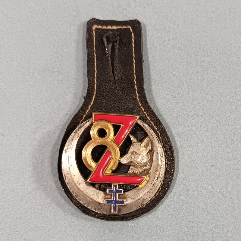 INSIGNE MILITAIRE 8 ème REGIMENT DE ZOUAVES FABRICATION COURTOIS NON MARQUEE SUR SON CUIR