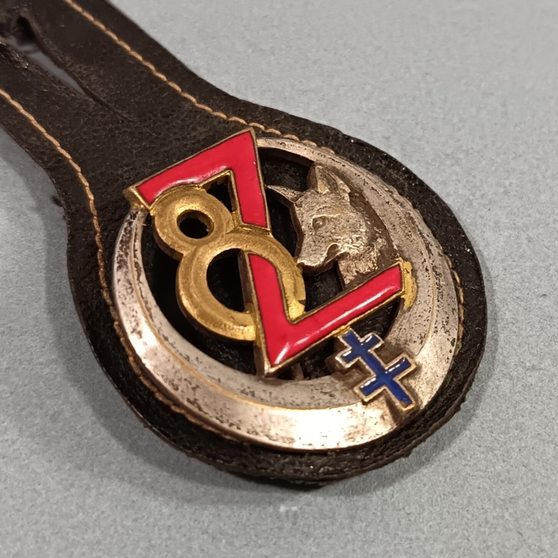 INSIGNE MILITAIRE 8 ème REGIMENT DE ZOUAVES FABRICATION COURTOIS NON MARQUEE SUR SON CUIR