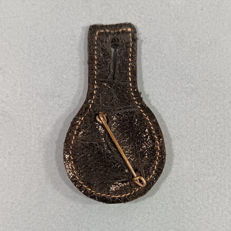 INSIGNE MILITAIRE 8 ème REGIMENT DE ZOUAVES FABRICATION COURTOIS NON MARQUEE SUR SON CUIR